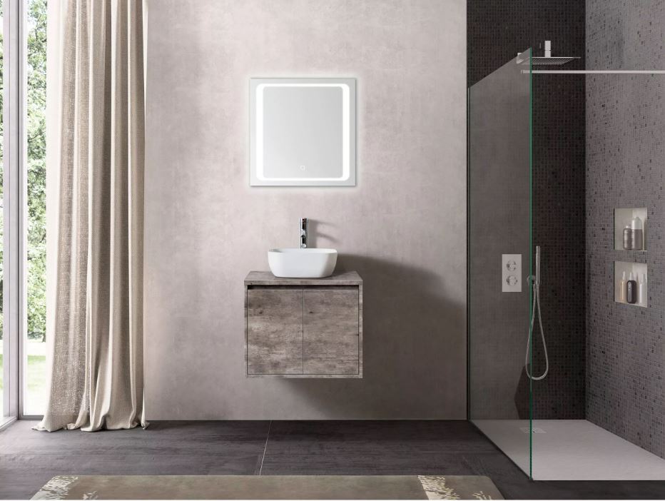 Luxe badkamer met inloopdouche, houten wastafelmeubel met opzetkom en verlichte spiegel aan een betonlook muur.