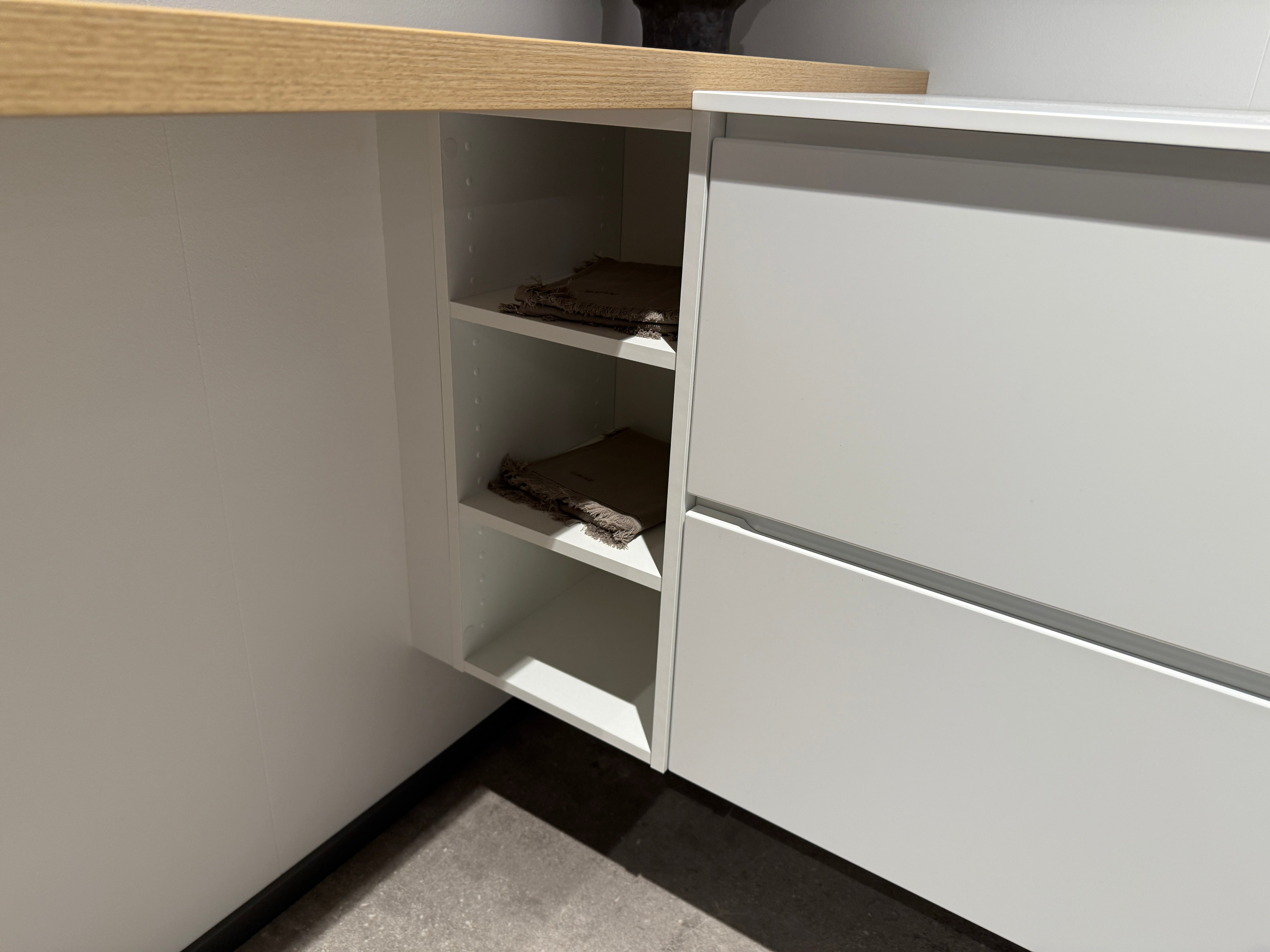 KVN8 - Mano white badset