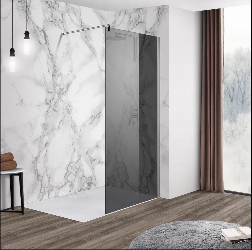 Elegante inloopdouche met rookglas en marmerlook wandtegels, afgewerkt met een chroomkleurige steun en houten vloer.