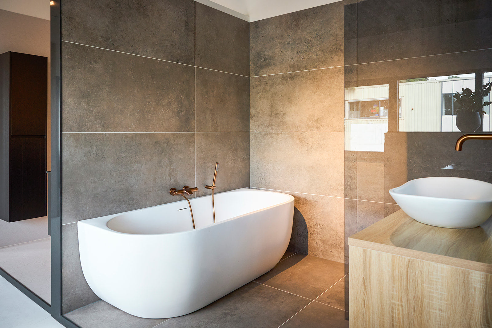 De voordelen van een half vrijstaand bad