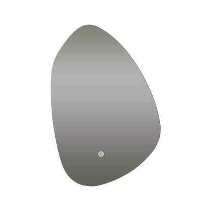 Organisch gevormde badkamerspiegel met asymmetrisch design en geïntegreerde aanraakknop voor verlichting.
