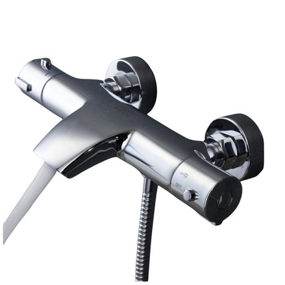 Chromen thermostatische badkraan met handdoucheaansluiting en moderne ronde afwerking.