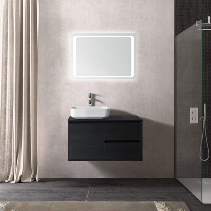 Moderne badkamer met wastafelmeubel, verlichte rechthoekige spiegel en grijze wandtegels.