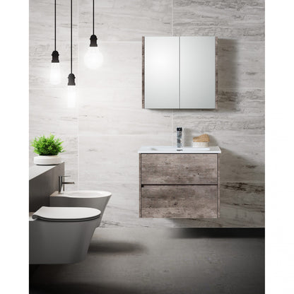 Compact badkamermeubel in houtlook met witte wastafel en spiegelkast, gecombineerd met hangtoilet en moderne verlichting in een lichte marmeren badkamer.
