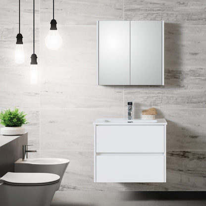 Moderne badkamer met wit zwevend meubel, witte wastafel en spiegelkast, gecombineerd met hangtoilet en industriële verlichting.