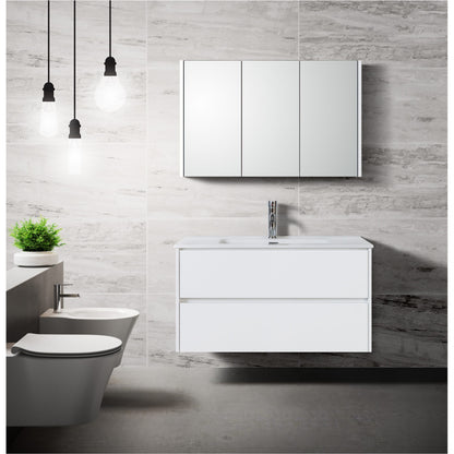 Stijlvolle badkamer met wit zwevend meubel, witte wastafel en spiegelkast tegen een lichte marmeren wand, met hangtoilet en moderne verlichting.