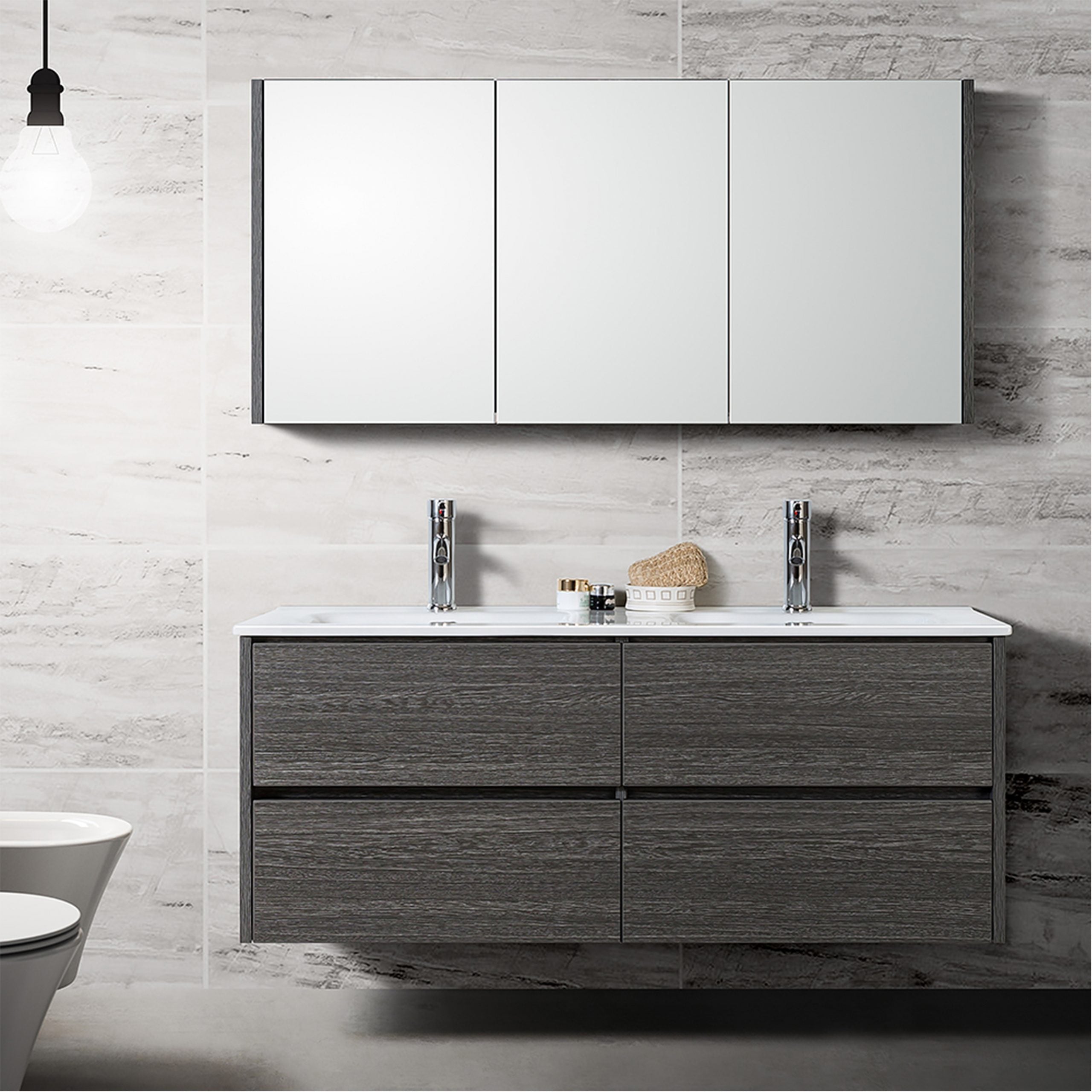 Moderne badkamer met zwart houtlook zwevend badkamermeubel, dubbele wastafel, spiegelkast en hangtoilet tegen een lichte marmeren wand met minimalistische verlichting.