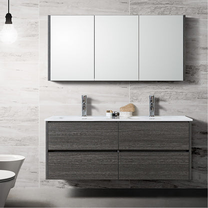 Moderne badkamer met zwart houtlook zwevend badkamermeubel, dubbele wastafel, spiegelkast en hangtoilet tegen een lichte marmeren wand met minimalistische verlichting.