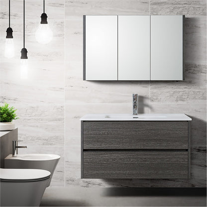 Stijlvolle badkamer met zwart houtlook zwevend meubel, witte wastafel en spiegelkast tegen een lichte marmeren wand, met hangtoilet en moderne verlichting.