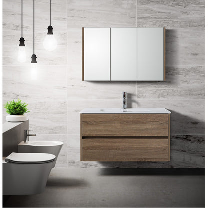 Stijlvolle badkamer met houtlook zwevend meubel, witte wastafel en spiegelkast tegen een lichte marmeren wand, met hangtoilet en moderne verlichting.