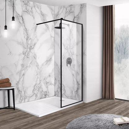 Luxe hoekdouche met zwarte profielen en marmerlook wanden, voorzien van regendouche en witte douchevloer in moderne badkamer.