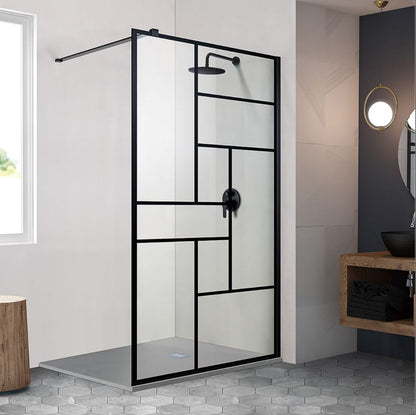 Inloopdouche met zwart stalen frame in geometrisch design en regendouche, geplaatst op een grijze douchevloer in moderne badkamer.