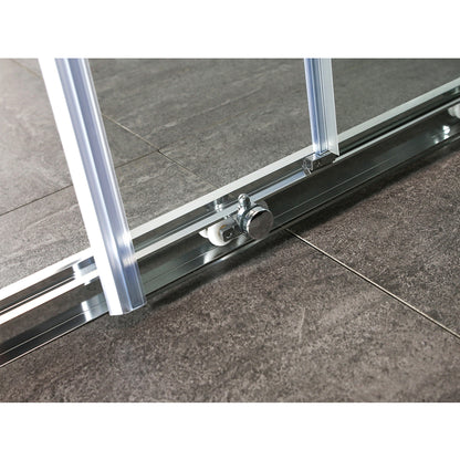 Detail van schuifdeurrails van een douchecabine met chromen afwerking, gemonteerd op een grijze tegelvloer.