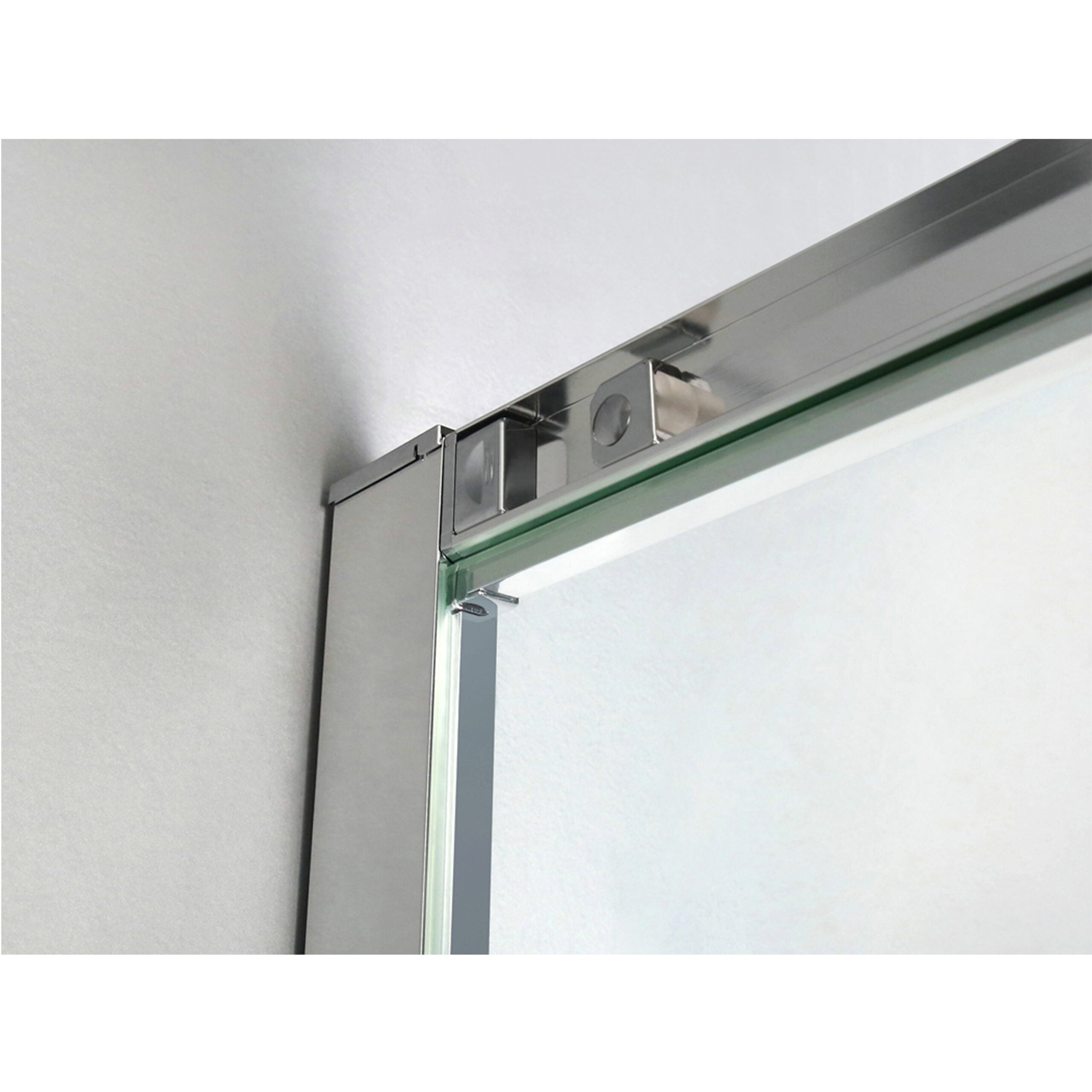 Detailfoto van een glazendeur met chromen frame, waarin het scharnier en de afwerking van het profiel zichtbaar zijn.