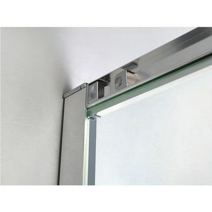 Detailfoto van een glazendeur met chromen frame, waarin het scharnier en de afwerking van het profiel zichtbaar zijn.