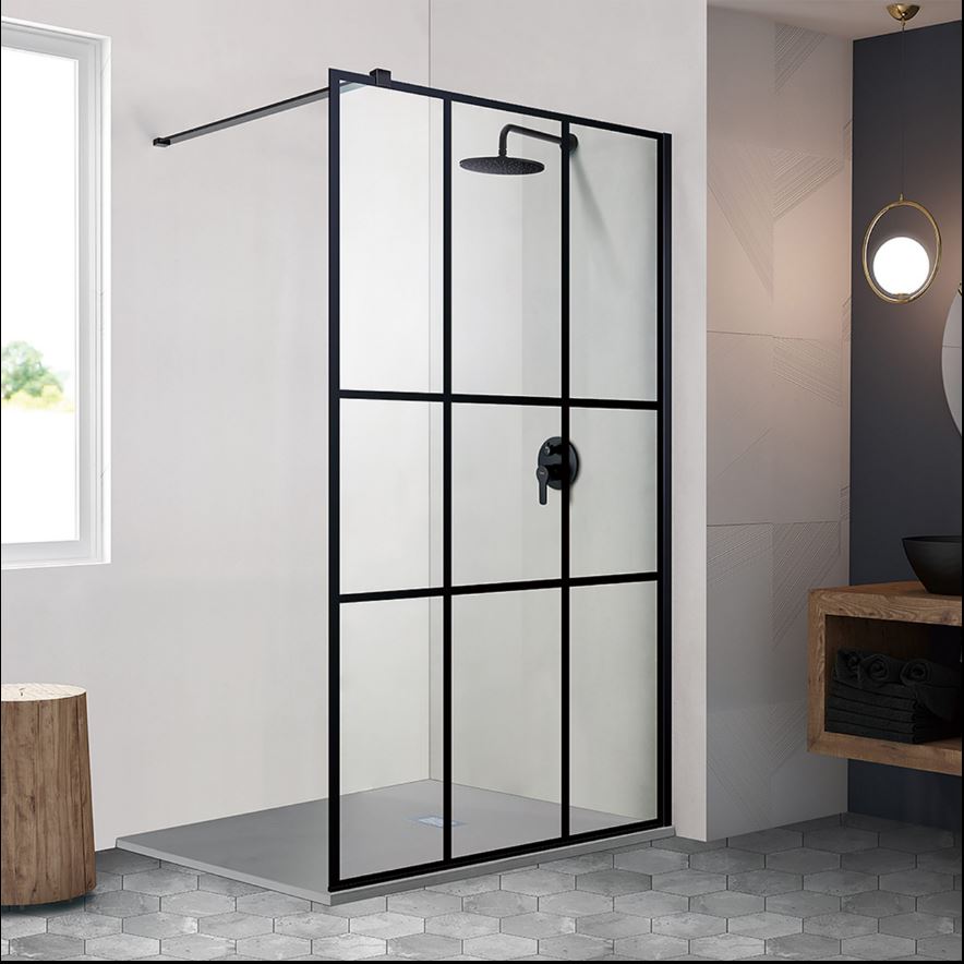 Moderne inloopdouche met zwart industrieel frame en regendouche, geplaatst op een grijze douchevloer in eigentijdse badkamer.